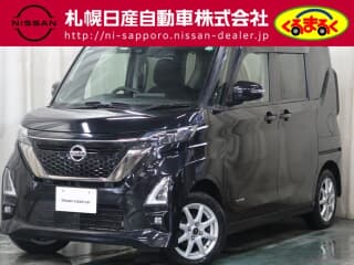 日産の ルークスの中古車 with 4 seats and color ブラック