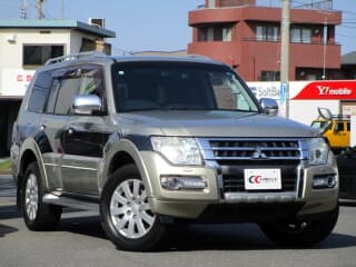 三菱の パジェロの中古車 with 7 seats and color ゴールド