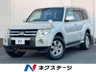 三菱の パジェロの中古車 with 7 seats and color ウォームホワイトパール