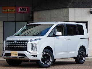 三菱の デリカD:5の中古車 with 8 seats and color ホワイトダイヤモンド