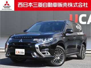 三菱の アウトランダーPHEVの中古車 with 5 seats and color ブラックパール