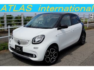 スマートの フォーフォーの中古車 with 4 seats and color クリスタルホワイトxブラック