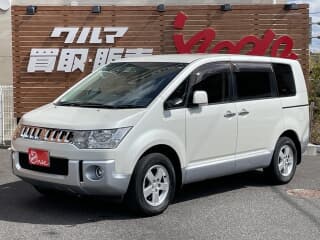 三菱の デリカD:5の中古車 with 8 seats and color パールII