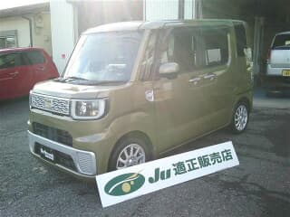 ダイハツの ウェイクの中古車 with 4 seats and color グリーンメタリック