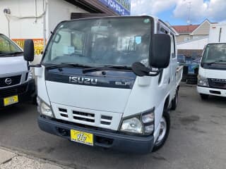 いすゞの エルフの中古車 with 6 seats and color ホワイト