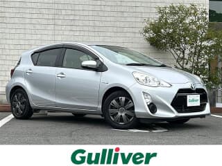 トヨタの アクアの中古車 with 5 seats and color シルバー