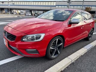 ボルボの V60の中古車 with 5 seats and color パッションレッド