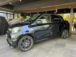 スマートの フォーフォーの中古車 with 4 seats and color ブラック