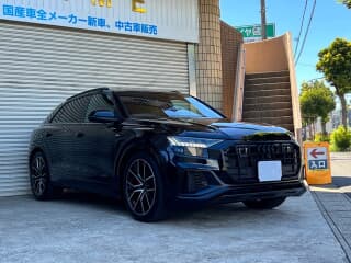 アウディの Q8の中古車 with 5 seats and color 黒