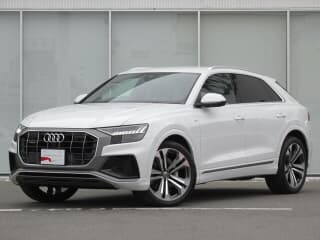 アウディの Q8の中古車 with 5 seats and color 白