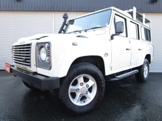 ランドローバーの ディフェンダーの中古車 with 5 seats and color 白