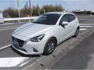 マツダの デミオの中古車 with 5 seats and color ホワイトグレーパール
