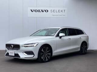 ボルボの V60の中古車 with 5 seats and color クリスタルホワイトパール