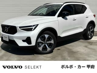 ボルボの XC40の中古車 with 5 seats and color クリスタルホワイトプレミアムメタリック