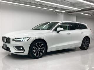 ボルボの V60の中古車 with 5 seats and color クリスタルホワイトパール
